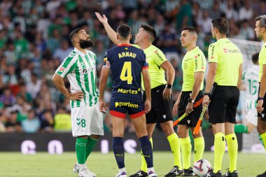 Nabil Fekir, Arnau Martinez LaLiga EASPORTS maçı sırasında Real Betis Balompie ve Girona FC takımları arasında Estadio Benito Villamarin 'de (Maciej Rogowski)
