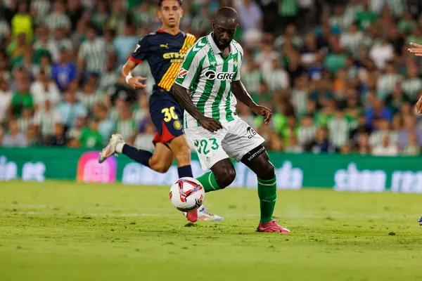 LaLiga EASPORTS maçı sırasında Estadio Benito Villamarin 'de Real Betis Balompie ve Girona FC takımları arasında Youssouf Sabaly (Maciej Rogowski)