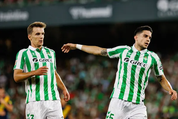 Diego Llorente, Marc Bartra LaLiga EASPORTS maçında Real Betis Balompie ve Girona FC takımları arasında Estadio Benito Villamarin 'de (Maciej Rogowski)