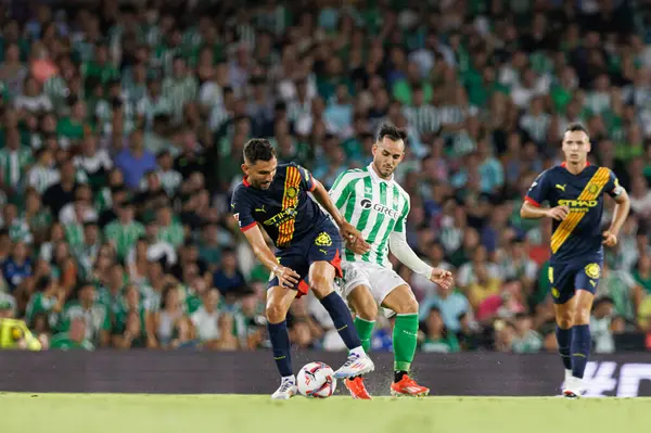 Ivan Martin, Juanmi LaLiga EASPORTS maçı sırasında Real Betis Balompie ve Girona FC takımları arasında Estadio Benito Villamarin (Maciej Rogowski)