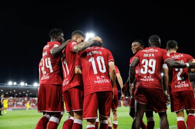 Kanya Fujimoto, Liga Portekiz maçında Gil Vicente FC ve Estadio Cidade Barcelos takımları arasındaki golü attıktan sonra takım arkadaşlarıyla kutluyor.