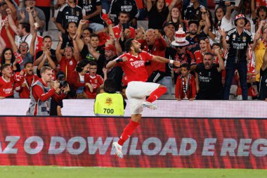 Vangelis Pavlidis, Liga Portekiz maçında SL Benfica ve Casa Pia AC takımları arasında attığı gol sonrasında Estadio Da Luz 'da kutlama yaparken görülüyor.