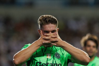 Viktor Gyokeres, Estadio Algarve 'deki SC Farense ve Sporting CP takımları arasında oynanan Liga Portekiz maçında gol attıktan sonra kutlamada görülüyor (Maciej Rogowski)