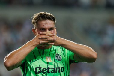 Viktor Gyokeres, Estadio Algarve 'deki SC Farense ve Sporting CP takımları arasında oynanan Liga Portekiz maçında gol attıktan sonra kutlamada görülüyor (Maciej Rogowski)