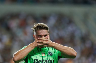 Viktor Gyokeres, Estadio Algarve 'deki SC Farense ve Sporting CP takımları arasında oynanan Liga Portekiz maçında gol attıktan sonra kutlamada görülüyor (Maciej Rogowski)