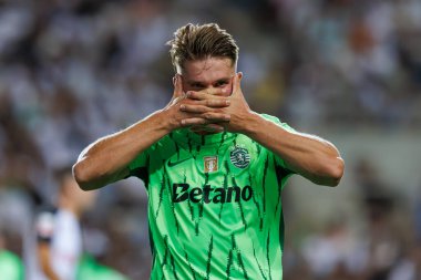 Viktor Gyokeres, Estadio Algarve 'deki SC Farense ve Sporting CP takımları arasında oynanan Liga Portekiz maçında gol attıktan sonra kutlamada görülüyor (Maciej Rogowski)