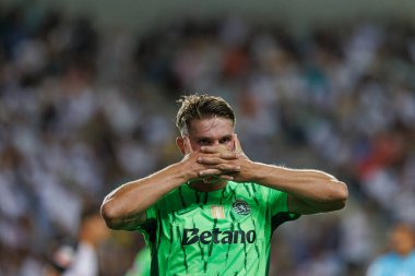 Viktor Gyokeres, Estadio Algarve 'deki SC Farense ve Sporting CP takımları arasında oynanan Liga Portekiz maçında gol attıktan sonra kutlamada görülüyor (Maciej Rogowski)