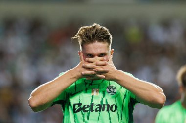 Viktor Gyokeres, Liga Portekiz maçında attığı gol sonrasında Estadio Algarve Maciej Rogowski 'deki SC Farense ve Sporting CP takımları arasında kutlarken görülüyor.)