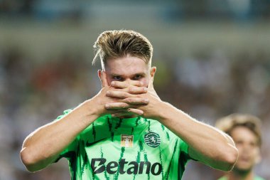 Viktor Gyokeres, Liga Portekiz maçında attığı gol sonrasında Estadio Algarve Maciej Rogowski 'deki SC Farense ve Sporting CP takımları arasında kutlarken görülüyor.)
