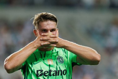 Viktor Gyokeres, Liga Portekiz maçında attığı gol sonrasında Estadio Algarve Maciej Rogowski 'deki SC Farense ve Sporting CP takımları arasında kutlarken görülüyor.)
