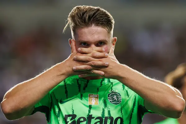 Viktor Gyokeres, Estadio Algarve 'deki SC Farense ve Sporting CP takımları arasında oynanan Liga Portekiz maçında gol attıktan sonra kutlamada görülüyor (Maciej Rogowski)