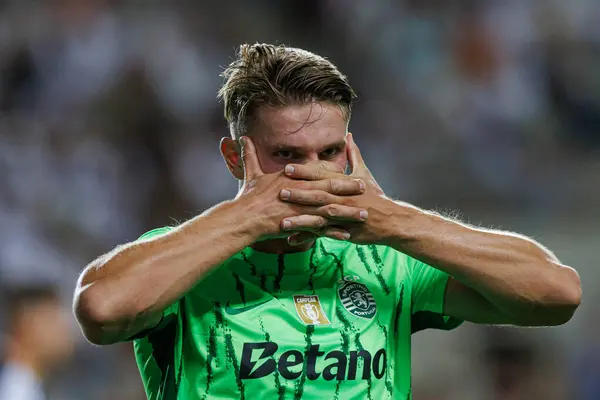 Viktor Gyokeres, Estadio Algarve 'deki SC Farense ve Sporting CP takımları arasında oynanan Liga Portekiz maçında gol attıktan sonra kutlamada görülüyor (Maciej Rogowski)