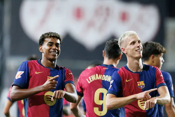 Lamine Yamal, Dani Olmo, Estadio de Vallecas 'taki Rayo Vallecano ve FC Barcelona takımları arasında oynanan LaLiga EA SPORTS maçında gol attıktan sonra eylem halinde görüldü (Maciej Rogowski)