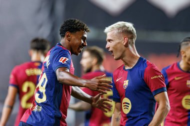 Lamine Yamal, Dani Olmo, Estadio de Vallecas 'taki Rayo Vallecano ve FC Barcelona takımları arasında oynanan LaLiga EA Spor maçında gol attıktan sonra kutlama yaparken görüldü (Maciej Rogowski)