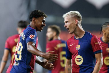 Lamine Yamal, Dani Olmo, Estadio de Vallecas 'taki Rayo Vallecano ve FC Barcelona takımları arasında oynanan LaLiga EA Spor maçında gol attıktan sonra kutlama yaparken görüldü (Maciej Rogowski)