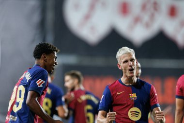 Lamine Yamal, Dani Olmo, Estadio de Vallecas 'taki Rayo Vallecano ve FC Barcelona takımları arasında oynanan LaLiga EA Spor maçında gol attıktan sonra kutlama yaparken görüldü (Maciej Rogowski)