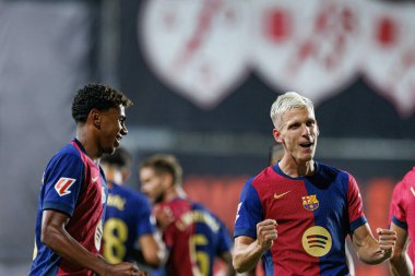 Lamine Yamal, Dani Olmo, Estadio de Vallecas 'taki Rayo Vallecano ve FC Barcelona takımları arasında oynanan LaLiga EA Spor maçında gol attıktan sonra kutlama yaparken görüldü (Maciej Rogowski)