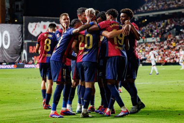 Barcelona 'nın oyuncuları, Estadio de Vallecas' ta (Maciej Rogowski) Rayo Vallecano ve FC Barcelona takımları arasında oynanan LaLiga EA SPORTS maçında Dani Olmo 'nun attığı golün ardından kutlama yaparken görüldü.)