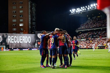 Barcelona 'nın oyuncuları, Estadio de Vallecas' ta (Maciej Rogowski) Rayo Vallecano ve FC Barcelona takımları arasında oynanan LaLiga EA SPORTS maçında Dani Olmo 'nun attığı golün ardından kutlama yaparken görüldü.)