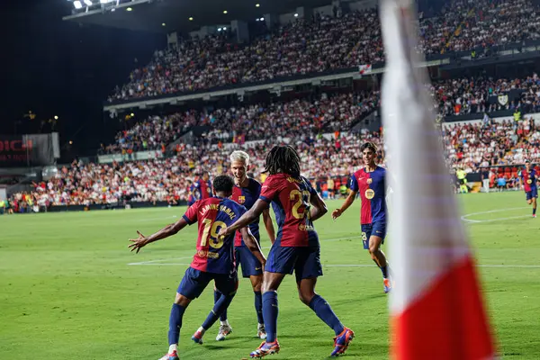 Barcelona 'nın oyuncuları, Estadio de Vallecas' ta (Maciej Rogowski) Rayo Vallecano ve FC Barcelona takımları arasında oynanan LaLiga EA SPORTS maçında Dani Olmo 'nun attığı golün ardından kutlama yaparken görüldü.)