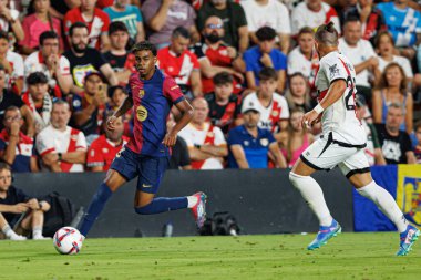 Lamine Yamal, Alfonso Espino LaLiga EA SPORTS maçı sırasında Estadio de Vallecas 'ta Rayo Vallecano ve FC Barcelona takımları arasında görüldü (Maciej Rogowski)