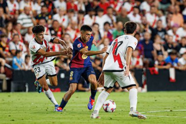 Oscar Valentin, Pedri, LaLiga EA SPORTS maçı sırasında Estadio de Vallecas 'ta Rayo Vallecano ve FC Barcelona takımları arasında görüldü (Maciej Rogowski)