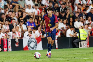 Pau Cubarsi, Estadio de Vallecas (Maciej Rogowski) takımları arasında LaLiga EA SPORTS maçı sırasında Rayo Vallecano ve FC Barcelona arasında görüldü.)