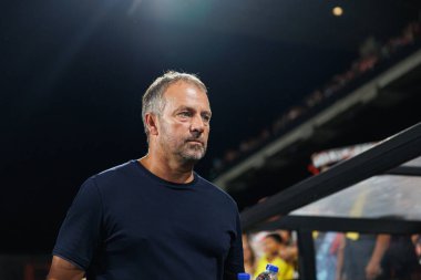 Hansi Flick, Estadio de Vallecas 'ta Rayo Vallecano ve FC Barcelona takımları arasında oynanan LaLiga EA SPORTS maçı sırasında görüldü (Maciej Rogowski)