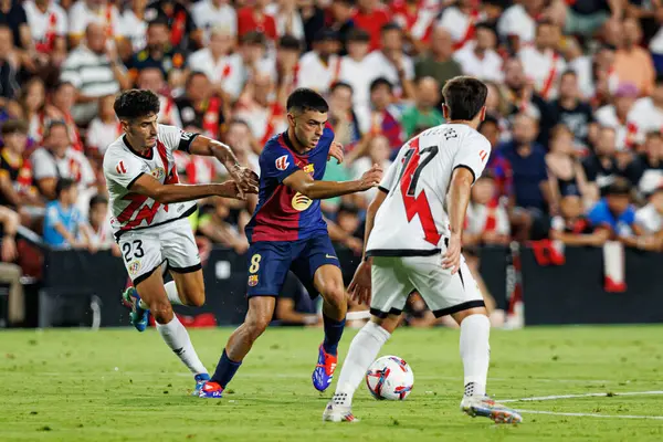 Oscar Valentin, Pedri, LaLiga EA SPORTS maçı sırasında Estadio de Vallecas 'ta Rayo Vallecano ve FC Barcelona takımları arasında görüldü (Maciej Rogowski)
