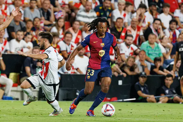 Unai Lopez, Oscar Valentin LaLiga EA SPORTS maçı sırasında Estadio de Vallecas 'ta Rayo Vallecano ve FC Barcelona takımları arasında görüldü.)