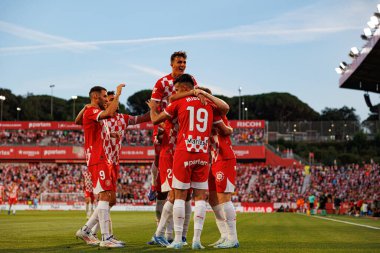 Girona 'nın oyuncuları, Estadi Montilivi' de oynayan Girona FC ve CA Osasuna takımları arasında oynanan LaLiga EA SPORTS maçında Viktor Tsygankov 'un attığı gol sonrasında kutlamada görülüyor (Maciej Rogowski)