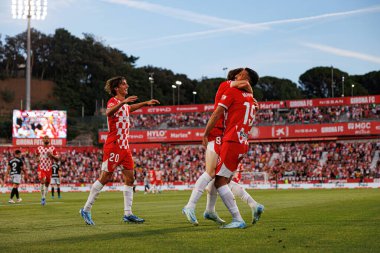 Girona 'nın oyuncuları, Estadi Montilivi' de oynayan Girona FC ve CA Osasuna takımları arasında oynanan LaLiga EA SPORTS maçında Viktor Tsygankov 'un attığı gol sonrasında kutlamada görülüyor (Maciej Rogowski)