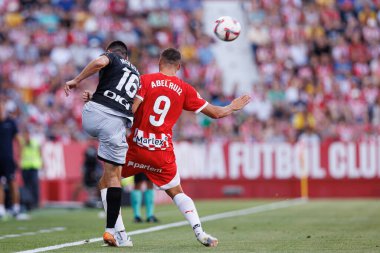Moi Gomez, Abel Ruiz LaLiga EA SPORTS maçı sırasında Estadi Montilivi 'deki Girona FC ve CA Osasuna takımları arasında görüldü (Maciej Rogowski)