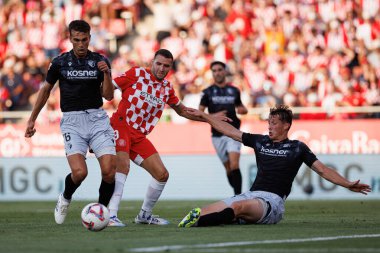 Lucas Torro, Abel Riz LaLiga EA SPORTS maçı sırasında Estadi Montilivi 'de Girona FC ve CA Osasuna takımları arasında görüldü (Maciej Rogowski)