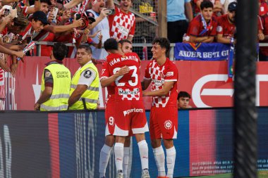 Abel Ruiz, LaLiga EA SPORTS maçında Estadi Montilivi 'deki Girona FC ve CA Osasuna takımları arasında gol üstüne gol atarken görüldü (Maciej Rogowski)