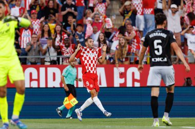 Abel Ruiz, LaLiga EA SPORTS maçında Estadi Montilivi 'deki Girona FC ve CA Osasuna takımları arasında gol üstüne gol atarken görüldü (Maciej Rogowski)
