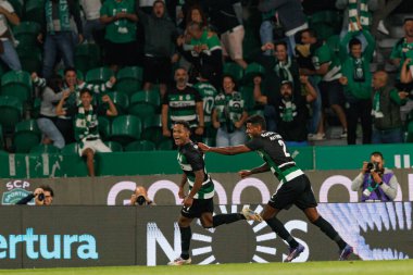 Geny Catamo, Estadio Jose Alvalade 'de (Maciej Rogowski) oynayan Sporting CP ve FC Porto takımları arasında oynanan Liga Portekiz maçında gol attıktan sonra kutluyor.)