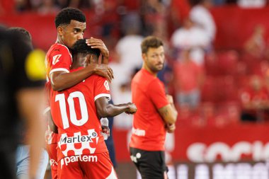 Jhon Solis, Abel Ruiz LaLiga EA SPORTS maçı sırasında Sevilla FC ve Girona FC takımları arasında Estadio Ramon Sanchez Pizjuan (Maciej Rogowski)