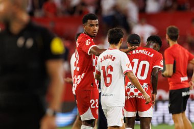 Jhon Solis, Jesus Navas LaLiga EA SPORTS maçı sırasında Estadio Ramon Sanchez Pizjuan 'da Sevilla FC ve Girona FC takımları arasında görüldü (Maciej Rogowski)