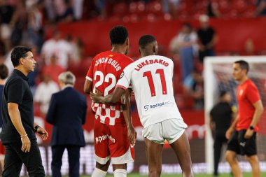 Jhon Solis, Dodi Lukebakio, Estadio Ramon Sanchez Pizjuan 'da Sevilla FC ve Girona FC takımları arasında oynanan LaLiga EA SPORTS maçı sırasında görüldü (Maciej Rogowski)