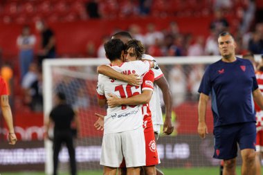 Jesus Navas, Bryan Gil LaLiga EA SPORTS maçı sırasında Sevilla FC ve Girona FC takımları arasında Estadio Ramon Sanchez Pizjuan (Maciej Rogowski)