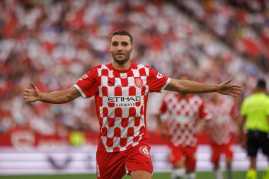 Abel Ruiz, Estadio Ramon Sanchez Pizjuan 'da Sevilla FC ve Girona FC takımları arasındaki LaLiga EA SPORTS maçında gol attıktan sonra kutlama yaparken görüldü (Maciej Rogowski)