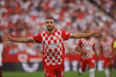 Abel Ruiz, Estadio Ramon Sanchez Pizjuan 'da Sevilla FC ve Girona FC takımları arasındaki LaLiga EA SPORTS maçında gol attıktan sonra kutlama yaparken görüldü (Maciej Rogowski)