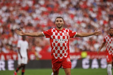 Abel Ruiz, Estadio Ramon Sanchez Pizjuan 'da Sevilla FC ve Girona FC takımları arasındaki LaLiga EA SPORTS maçında gol attıktan sonra kutlama yaparken görüldü (Maciej Rogowski)