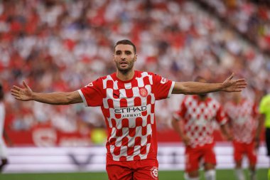 Abel Ruiz, Estadio Ramon Sanchez Pizjuan 'da Sevilla FC ve Girona FC takımları arasındaki LaLiga EA SPORTS maçında gol attıktan sonra kutlama yaparken görüldü (Maciej Rogowski)