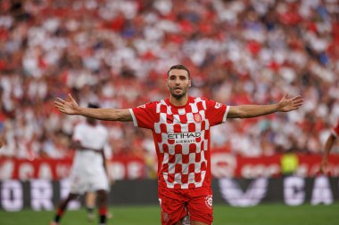 Abel Ruiz, Estadio Ramon Sanchez Pizjuan 'da Sevilla FC ve Girona FC takımları arasındaki LaLiga EA SPORTS maçında gol attıktan sonra kutlama yaparken görüldü (Maciej Rogowski)