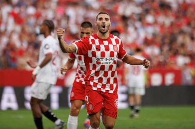 Abel Ruiz, Estadio Ramon Sanchez Pizjuan 'da Sevilla FC ve Girona FC takımları arasındaki LaLiga EA SPORTS maçında gol attıktan sonra kutlama yaparken görüldü (Maciej Rogowski)