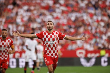 Abel Ruiz, Estadio Ramon Sanchez Pizjuan 'da Sevilla FC ve Girona FC takımları arasındaki LaLiga EA SPORTS maçında gol attıktan sonra kutlama yaparken görüldü (Maciej Rogowski)