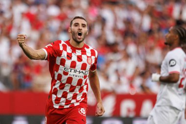 Abel Ruiz, Estadio Ramon Sanchez Pizjuan 'da Sevilla FC ve Girona FC takımları arasındaki LaLiga EA SPORTS maçında gol attıktan sonra kutlama yaparken görüldü (Maciej Rogowski)