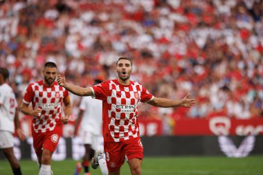 Abel Ruiz, Estadio Ramon Sanchez Pizjuan 'da Sevilla FC ve Girona FC takımları arasındaki LaLiga EA SPORTS maçında gol attıktan sonra kutlama yaparken görüldü (Maciej Rogowski)